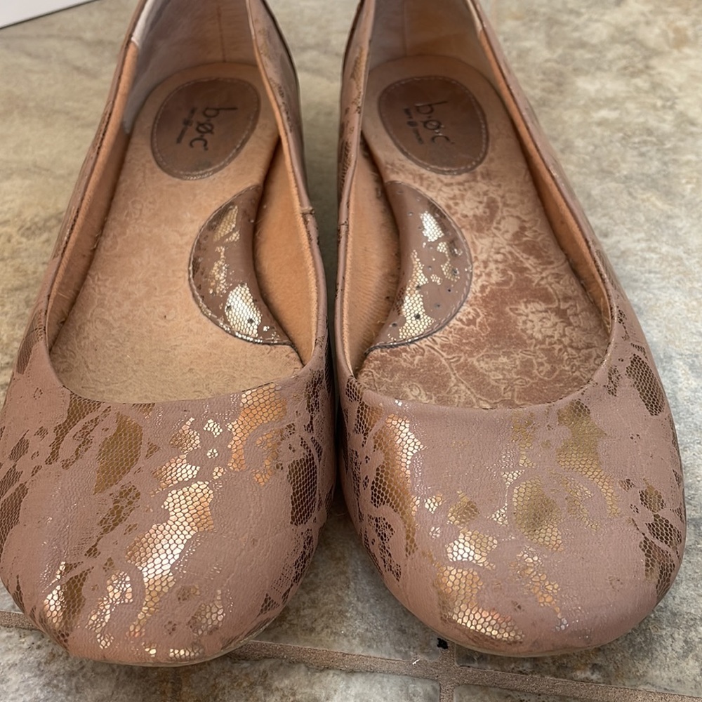 B.O.C. Born Concept Tan and Gold Flats - Picture 6 of 7